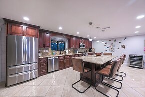 Tropical Naples Hideaway - 1 Mi to Beaches!