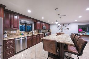 Tropical Naples Hideaway - 1 Mi to Beaches!