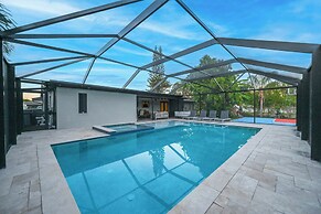 Tropical Naples Hideaway - 1 Mi to Beaches!