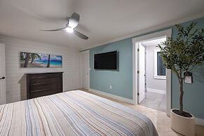 Tropical Naples Hideaway - 1 Mi to Beaches!