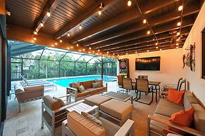 Tropical Naples Hideaway - 1 Mi to Beaches!