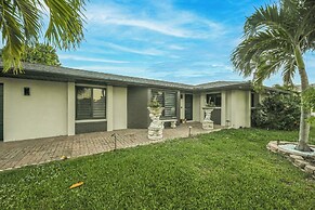 Tropical Naples Hideaway - 1 Mi to Beaches!