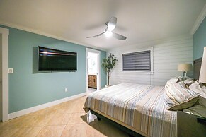 Tropical Naples Hideaway - 1 Mi to Beaches!