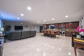 Tropical Naples Hideaway - 1 Mi to Beaches!