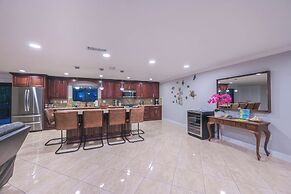 Tropical Naples Hideaway - 1 Mi to Beaches!