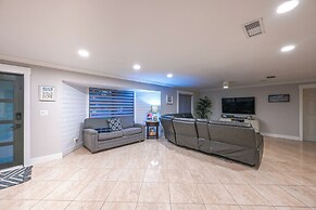 Tropical Naples Hideaway - 1 Mi to Beaches!