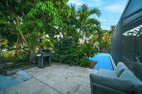 Tropical Naples Hideaway - 1 Mi to Beaches!