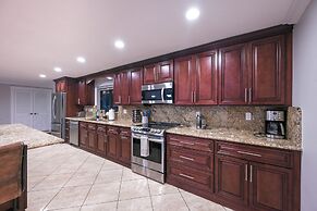 Tropical Naples Hideaway - 1 Mi to Beaches!