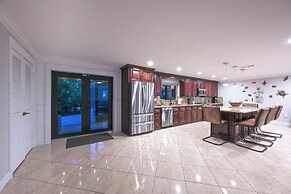 Tropical Naples Hideaway - 1 Mi to Beaches!