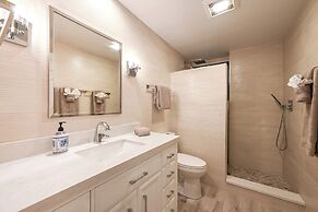 Tropical Naples Hideaway - 1 Mi to Beaches!