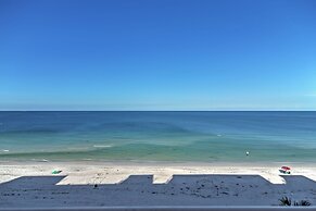 Beachfront St Petersburg Condo w/ Community Pool!