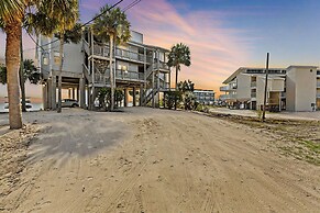 Beachfront Cedar Key Retreat w/ Pool Access!