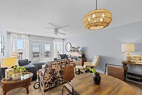 Beachfront Cedar Key Retreat w/ Pool Access!