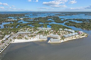 Walkable Beachfront Retreat on Cedar Key!
