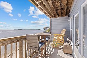 Beachfront Cedar Key Retreat w/ Pool Access!