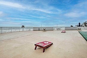 Beautiful Daytona Beach Shores Condo w/ Hot Tub!