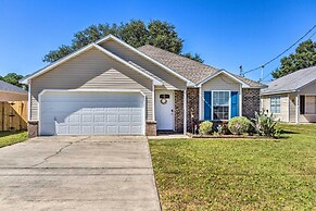 Bright Pensacola Home w/ Yard ~ 6 Mi to Beach