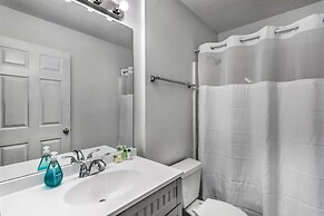 Bright Pensacola Home w/ Yard ~ 6 Mi to Beach