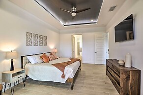 Private Pool: Canalfront Home in Cape Coral