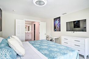 Outdoor Entertainment Oasis: Cape Coral Home