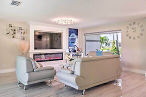 Outdoor Entertainment Oasis: Cape Coral Home