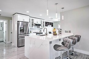 Outdoor Entertainment Oasis: Cape Coral Home