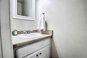 Charming Tallahassee Townhouse ~ 3 Mi to Fsu!