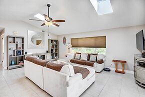 Screened Porch: Waterfront Home in Deltona!