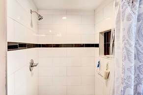 Screened Porch: Waterfront Home in Deltona!