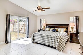 Screened Porch: Waterfront Home in Deltona!