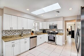 Screened Porch: Waterfront Home in Deltona!