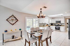 Screened Porch: Waterfront Home in Deltona!