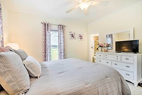 Historic Tarpon Springs Abode ~ 3 Mi to Beach