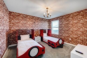 Resort Getaway w/ Home Theater: 7 Mi to Disney!