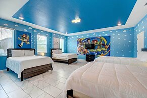 Resort Getaway w/ Home Theater: 7 Mi to Disney!