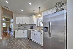 Lakefront Brandon Home w/ Patio & Screened Lanai!