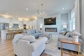 Miramar Beach Retreat w/ Pool Access & Fireplace!