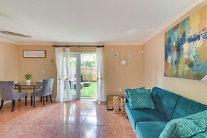 Opa-locka Townhome, 15 Mi to Miami Beach!