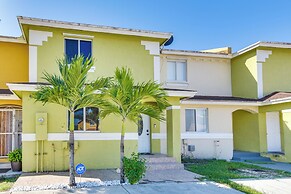 Opa-locka Townhome, 15 Mi to Miami Beach!