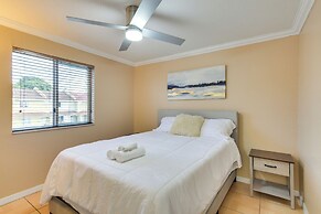 Opa-locka Townhome, 15 Mi to Miami Beach!