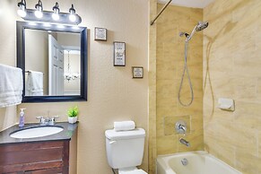Opa-locka Townhome, 15 Mi to Miami Beach!
