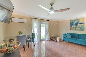Opa-locka Townhome, 15 Mi to Miami Beach!