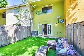 Opa-locka Townhome, 15 Mi to Miami Beach!