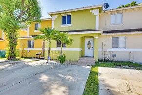 Opa-locka Townhome, 15 Mi to Miami Beach!