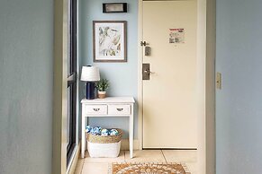 Orlando Condo w/ Balcony: 1.3 Miles to Universal!