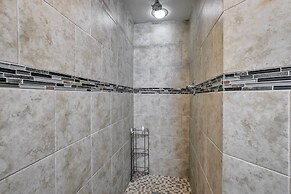 Orlando Condo w/ Balcony: 1.3 Miles to Universal!