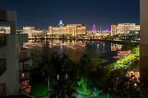 Orlando Condo w/ Balcony: 1.3 Miles to Universal!