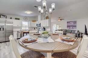 Peaceful Lady Lake Home w/ Screened-in Porch!