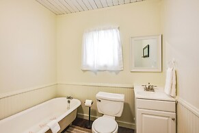 Peaceful Pomona Park Home: 1 Mi to Lake Broward!