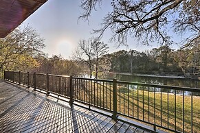 Fort White Retreat: Deck & River Access!
